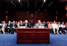 2011年10月5日，在美国参议院司法委员会举行的“美国宪法下法官的角色”听证会上，美国最高法院大法官斯蒂芬·布雷耶（左）发了言。