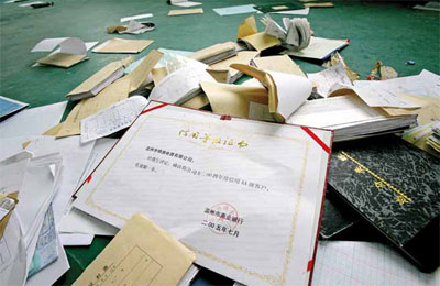 2011年8月23日，浙江一家公司厂房内，文件散落一地，里面有一张信用等级证书，上面写着该公司于2004年被一家银行评为AA级客户。