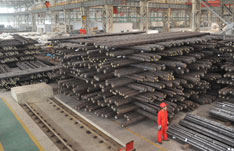 2012年7月3日，工人们在东北特钢集团大连基地钢材库摆放钢材。库存统计数据显示，截至2012年6月29日，全国热轧、中厚板、线材、螺纹钢、冷轧等五大品种钢材社会库存总量为1585万吨。