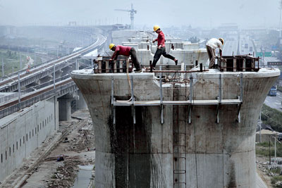 2010年8月29日，杭州一处高铁工地上，沪杭高铁建设者在29米高的墩身上浇筑垫石。