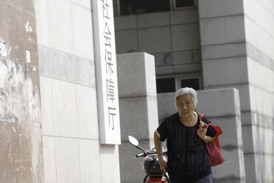 中国政府已经连续八年承诺提高各地企业退休人员待遇水平，但畸高的缴费率下，比之于机关事业单位人员，养老金仍嫌偏低。