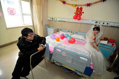 2012年2月14日，在山东省济南市千佛山医院肾内科病房，身患尿毒症的丁金杰与妻子李海丽举行婚礼。
