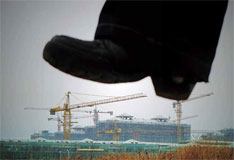 2011年2月19日，上海，正在建设中的楼盘。