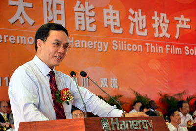 2011年6月15日，汉能控股集团董事局主席李河君在成都双流经济开发区薄膜太阳能电池生产基地建成投产仪式上讲话。