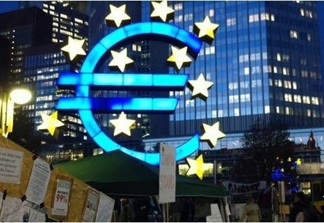 欧洲央行维持QE至少到年底 调高今年增长预期至2.2%