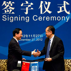2012年11月27日，北京，世行行长金墉（右）与中国财长谢旭人（左）举行“世界银行-中国发展实践知识中心”签字仪式。