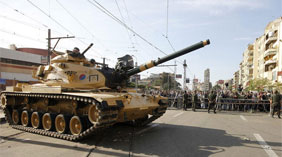 埃及军队出动坦克保卫总统府
