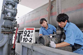 北京市2012年推出了京标V，禁锰降硫的同时，降低汽柴油标号但不降价，被形容为石化行业和汽车行业“各退一步”。
