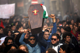 2011年11月17日，意大利那不勒斯，示威者搬运代表意大利债务的棺材，反对紧缩性削减和缺乏就业机会。这就是蒙蒂上任之时的危难时世。