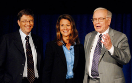 2006年6月25日，巴菲特承诺将自己的财富捐献给比尔及梅琳达·盖茨基金会。图为比尔·盖茨夫妇与巴菲特（从左至右）。