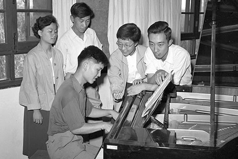 Gu Shengying poses with other famous young Chinese pianists, all recipients of awards at international competitions, in a photo taken September 20, 1960