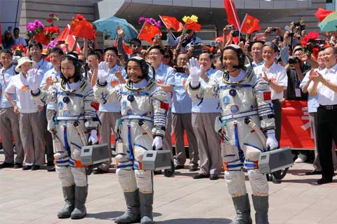 The trio of crew members on the Shenzhou-10 mission / CFP