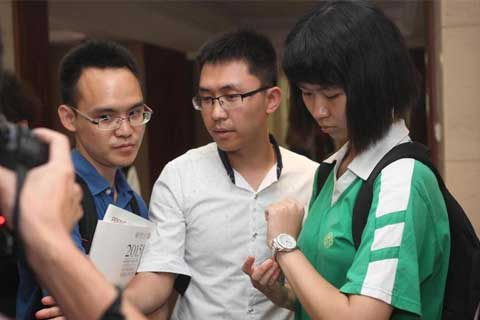 Recruiters from Peking and Tsinghua universities compete for the attention of a student named Ye Tong, who did well on her college entrance exam. Ye recently graduated but was at her former high school in Guangzhou on June 25 for a press conference