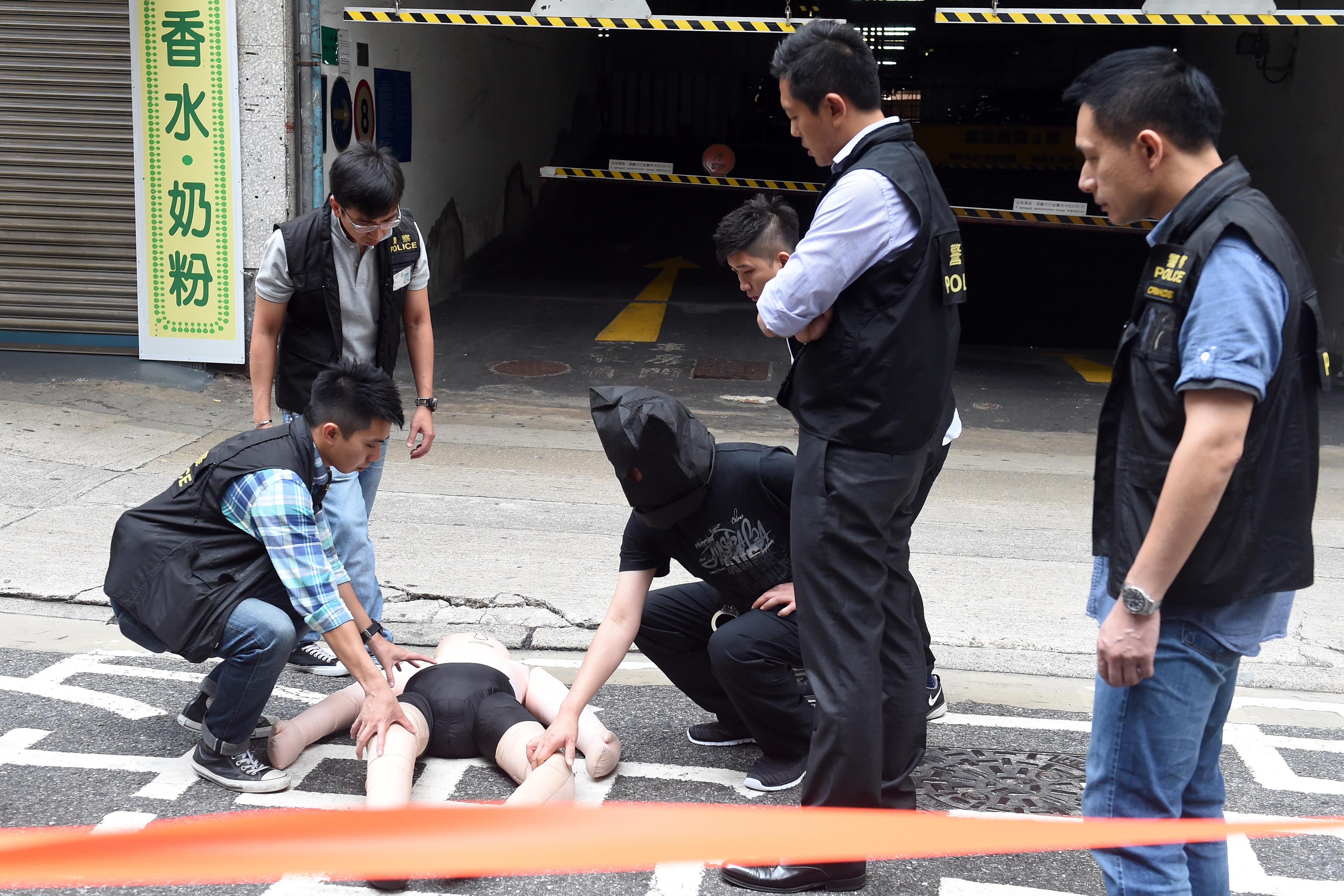 On October 21, the Hong Kong police brought a suspect to examine the crime scene where a mainland tourist was beaten to death earlier this week