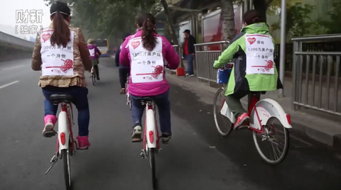 北京黑户“二胎”父母雾霾中骑行要求落户