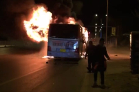 宁夏贺兰一公交车突然起火多人死伤