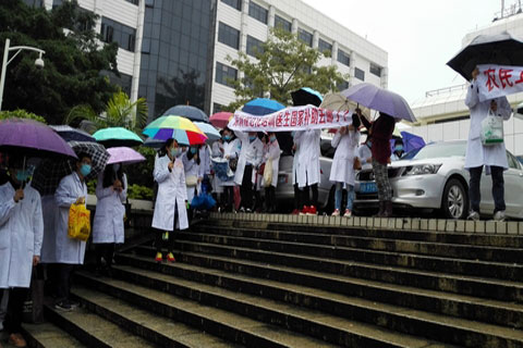 Resident doctors protest in front of the offices of the Shenzhen government on January 28