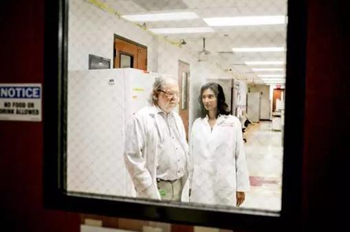 ►Ilana Panich-Linsman for The New York Times. 詹姆斯·P·艾利森博士(Dr. James P. Allison)与帕德玛尼·沙玛博士（Dr. Padmanee Sharma）自2005年开始合作，于2014年结婚。艾利森医生开发了第一种检查点抑制剂Yervoy。