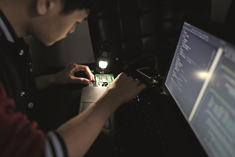 White-hat hacker Mao Mao works on a transmitter recently. Mao Mao and his partners used the transmitter to break into a Buick car anti-theft system in a test. Photo: Visual China