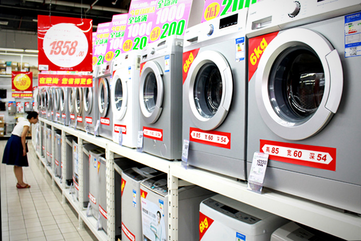 Front-loading washing machines are on display in an appliance store in Nanjing, Jiangsu province, on Oct. 15. Photo: Visual China