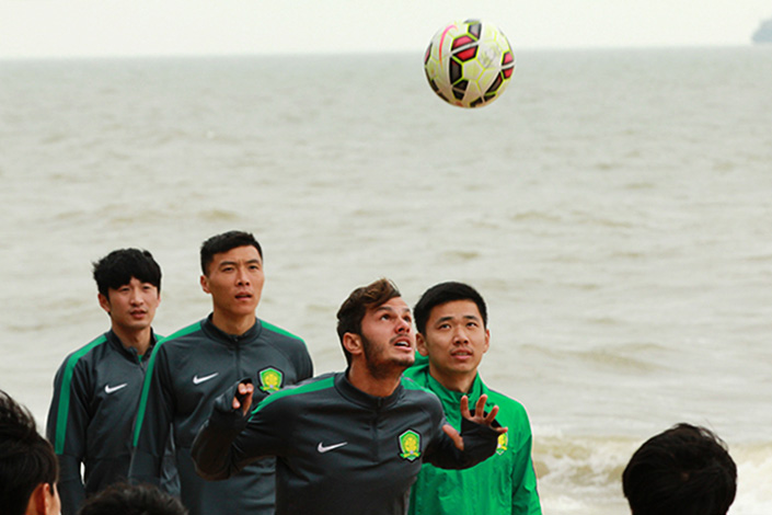 Brazilian soccer player Kleber Laube Pinheiro,who plays for Beijing Guo'an Club, practices on a beach in Haikou, Hainan province on Jan. 12, 2016. The General Sports Administration said recently that the spending on bringing global sports talent to China has become “irrational,” and the practice needs to be controlled. Photo: IC