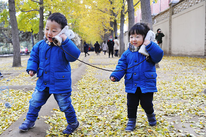 A brother and sister play in Beijing on Nov.7. The number of newborn babies in mainland China last year was 17.5 million, the highest in 16 years, with 45% of the newborns being the second child in their families. Photo:IC