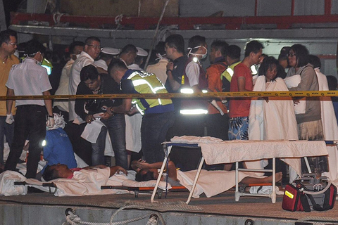 中国游客在马乘船翻沉意外已致3死 至少6人失联