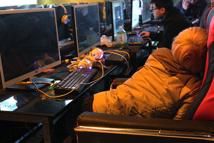 A video gamer sleeps on a sofa in the internet bar of Henan Electronic Sports Training Base after playing games overnight. Gamers under 18 will be forbidden to play overnight online games in public places under the draft of a new regulation proposed by the Cyberspace Administration of China. Photo: IC