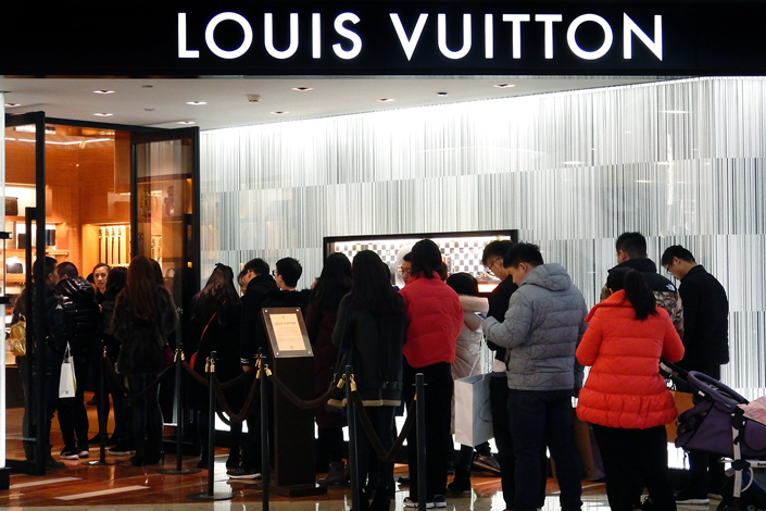 Customers line up waiting to enter a luxury shop in Nanjing, Jiangsu province, on Jan 31. A new report says that the luxury market in China is showing signs of a recovery. Photo: Visual China