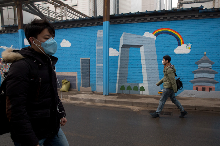 A mural depicting a blue sky day is seen on a smoggy day in Beijing in December 2015. Photo: IC
