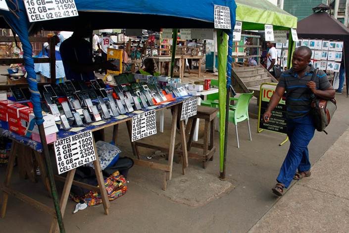 A cellphone vendor displays his wares in Abidjan, Ivory Coast, in April. China Communications Service Corp. Ltd., a subsidiary of China Telecom, is planning a massive fiber-optic network in Africa that will cover 48 countries. Photo: IC
