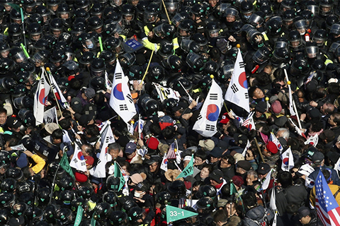 朴槿惠支持者与韩国警方冲突 致2人身亡
