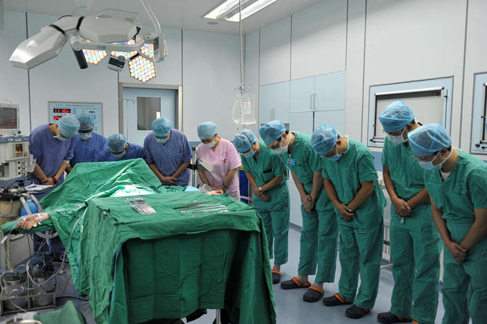 Hospital staff bow to an organ donor in Kunming, Yunnan province, on July 17, 2013. Only about 120,000 organ donors have registered in China over the past five years — less than one-tenth the number of those who need kidney transplants alone. Photo: IC