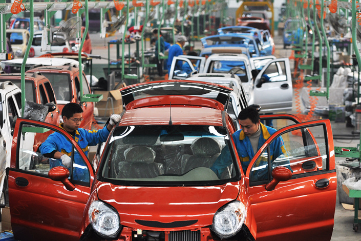 Chinese workers assemble electric cars on the assembly line in Binzhou, Shandong province, on Oct. 27, 2013. Sales of electric cars in China grew by 30% in February, rebounding from a plunge in sales in January that followed the central government's cancellation of the list of vehicles eligible for subsidies. A new list was published at the end of that month. Photo: IC
