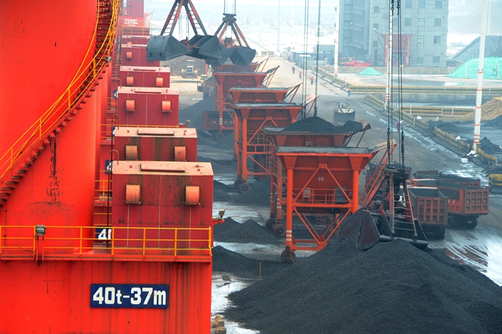 Imported coal is unloaded at a terminal in Lianyungang, Jiangsu, on July 6, 2013. China's National Development and Reform Commission said Thursday that it doesn't plan to reintroduce supply-reducing curbs in coal production. Photo: IC