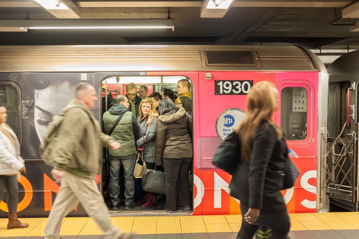 Commuters crowd into a subway car at a New York City subway station. A CRRC-led consortium is the lead candidate to win a contract to supply subway cars to the U.S.' largest city. Photo: IC