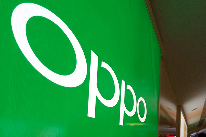 Chinese smartphone maker Oppo has become the target of protests in India after a company official tore down a poster of India's flag and threw it in a garbage can. Photo: IC