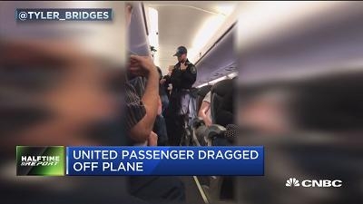 美联航超额售票 一亚裔乘客被强制拖下飞机