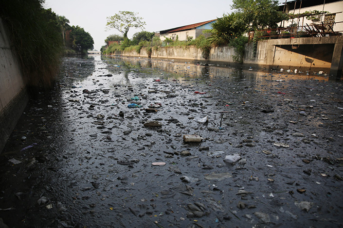 Hundreds of thousands of tons of raw sewage are dumped into waterways every day in Guangdong province, government inspectors have found. Polluted water flows through Zhongshan, Guangdong, in October 2015. Photo: Visual China