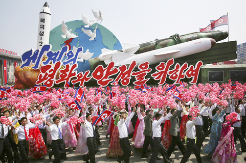 1984年4月，朝鲜首次发射国产化的“飞毛腿”弹道导弹，时隔三十多年，今年朝鲜已连续发射了8次导弹。此发射导弹举动造成了国际恐慌，联合国强烈谴责朝鲜试射导弹。可朝鲜置若罔闻，举国上下依然对导弹发射空前热情。2017年4月15日，朝鲜已故领导人金日成诞辰105周年，也是朝鲜的“太阳节”，在大规模阅兵中，人们拿着国旗和鲜艳花簇拥着由各式导弹模型装饰的花车入场。图/Wong Maye-E 东方IC  图片编辑/罗莉