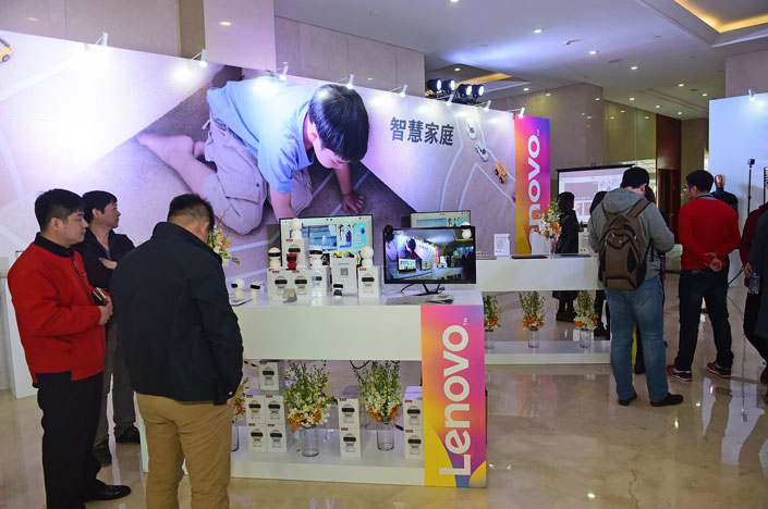 Visitors look at a display during the Lenovo Tech World in Tianjin, China, on March 27. Photo：IC