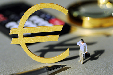 欧洲央行开始削减QE 购债规模减半但延长时限至明年9月