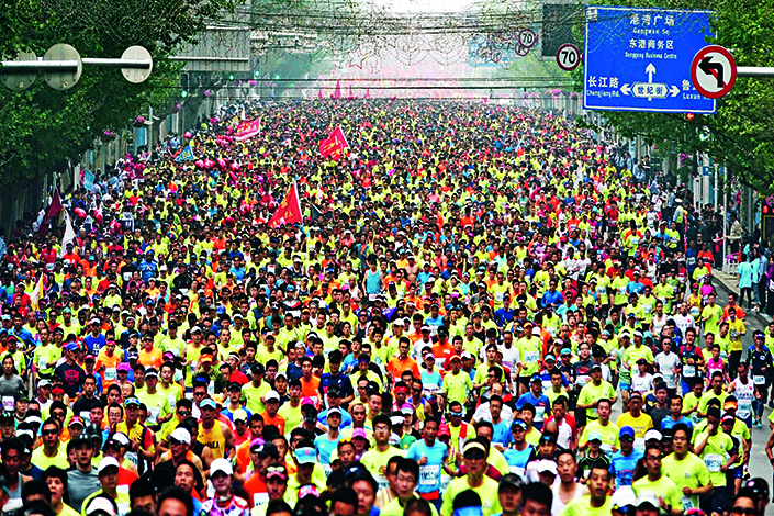 Running has become increasingly popular in China, as the number of marathons and other running competitions registered in the country has jumped from 39 in 2013 to 328 in 2016. Above, 29,613 runners participated in the 30th Dalian International Marathon on May 13.  Photo: Visual China