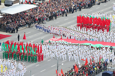 白俄罗斯举行独立日盛大阅兵式