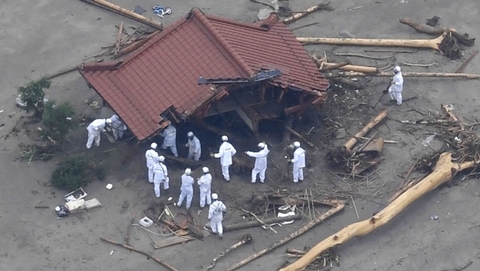台风“南玛都”席卷日本 房屋冲毁交通瘫痪