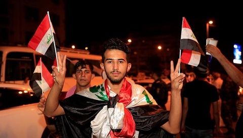 伊拉克民众街头狂欢 庆祝摩苏尔全面解放