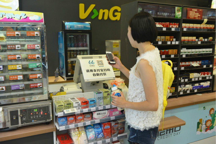 A customer pays for a yogurt at an unmanned supermarket in Hangzhou, Zhejiang province in June 2015. Photo: IC