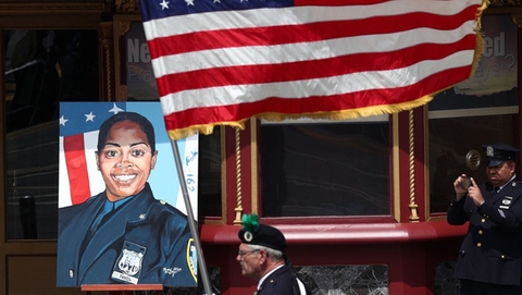 纽约殉职女警察葬礼举行 约2.5万同事出席送行