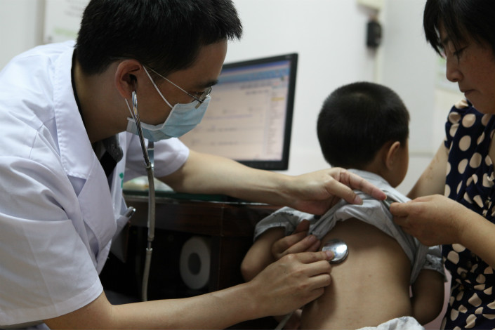 Only 51% of doctors, including surgeons, in China have a five-year medical degree — the minimum requirement to get a physician’s license in many countries. The lack of professional qualifications is hindering the country's efforts to update its health care system. Photo: Visual China