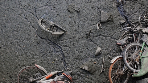 上海一小河清污 现多辆共享单车横“尸”河底